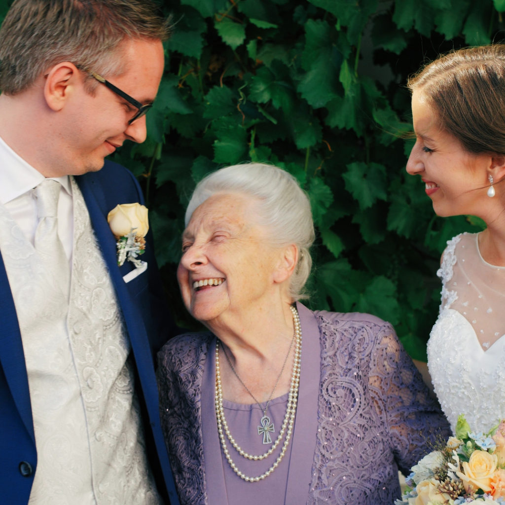 hochzeitspaar mit oma hochzeitspaar mit oma