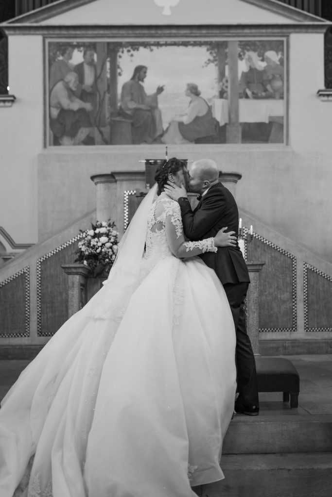 hochzeitskuss in kirche hochzeitskuss in kirche